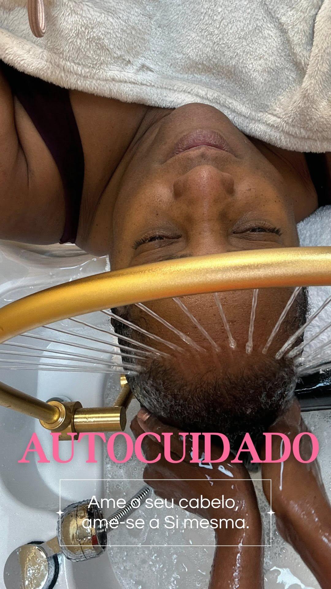 Cliente a receber um tratamento de autocuidado capilar no espaço Ukembu